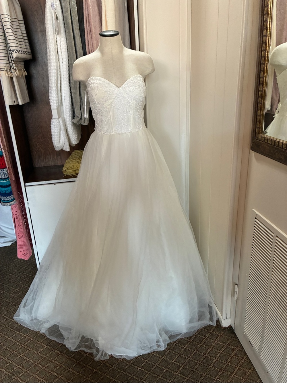 David's Bridal White Lace Wedding Gown with Tulle Skirt: Style WG3633